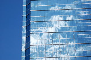 Błękity nieba i błękity drapacza chmur