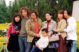 Portrer rodzinny z DengXiaoPingiem w tle