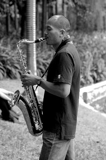 Człowiek z saksofonem