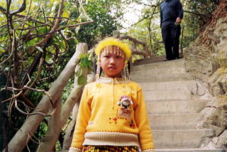 Żółta dziewczynka