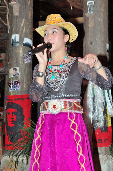 Hostessa z baru w Lijiang - zdjęcia z Chin