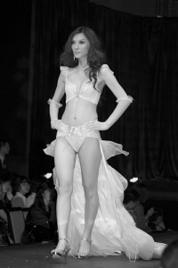 Piękna Chinka - pokaz bielizny