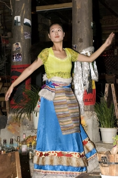 Tancerka z Lijiang - zdjęcia z Chin