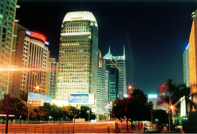 Centurm Shenzhen nocą - zdjęcia z Chin