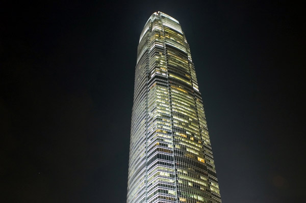 Samotna noc drapacza chmur - zdjęcia z Chin