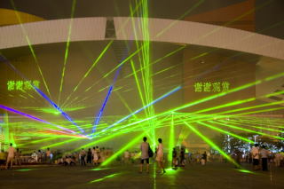 Lasery przed Urzędem Miasta