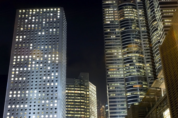 Nocne ściany w Hong Kongu - zdjęcia z Chin
