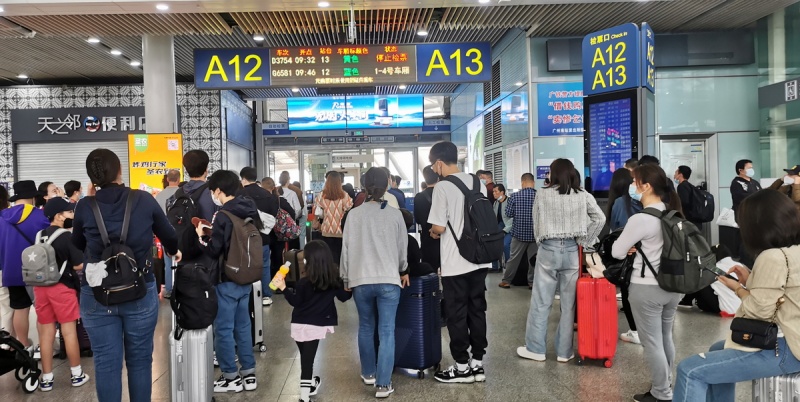 Wejście na peron - Guangzhou South Railway Station - zdjęcia z Chin