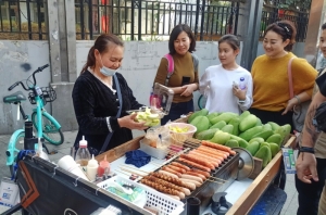 Chińskie przekąski - parówki i owoce