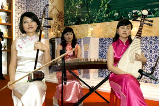 Muzykantki pośród porcelany