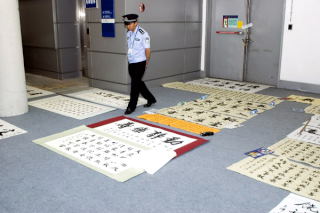 Policjant otoczony sztuką