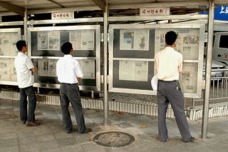 Czytając uliczną prasę