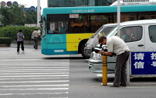 Dwóch białych, kamerzysta i fotograf