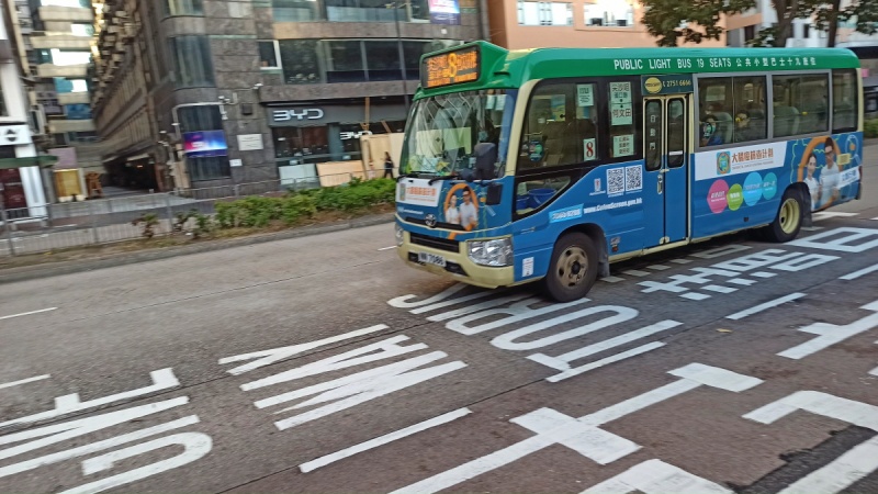 Mini bus w Hong Kongu, komunikacja miejska - zdjęcia z Chin
